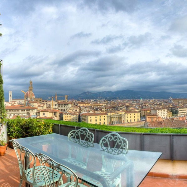 Stunning Renovated Cental Penthouse w/Amazing Views! 5 Terraces & 5min to Town