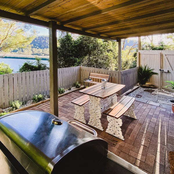 Stunning river views! Private guesthouse & courtyard close to nation park & more