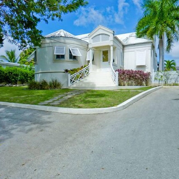 Stunning & spacious 3 bed villa, Own pool, housekeeper, 3 Min walk to beach.