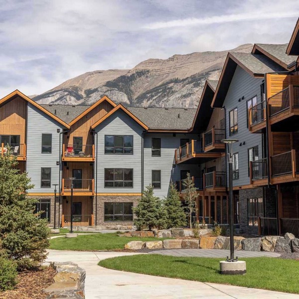Stunning Views-Heated Pool-Hot tub-Fitness Center-5 mins to Canmore- Sparrowhawk
