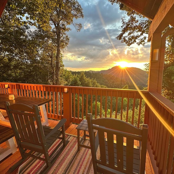 Stunning Views, King Bed, outdoor swing bed, Hot Tub, 5 minutes to the GSMNP!