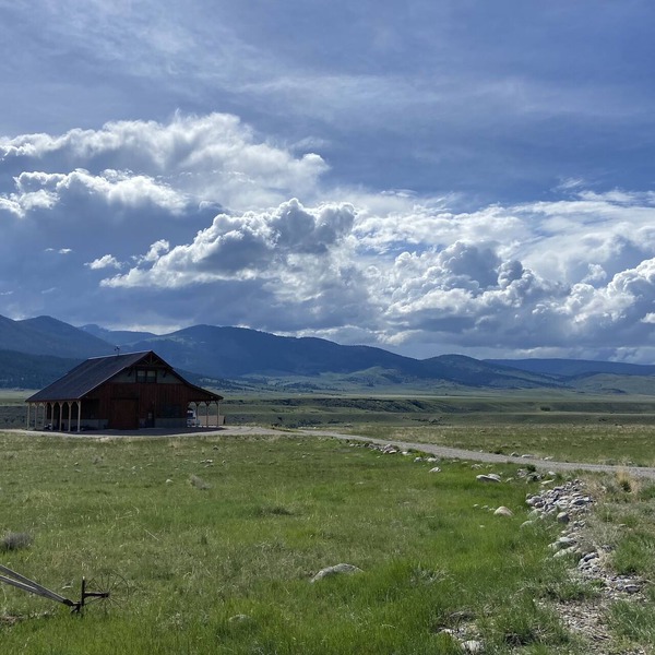 STUNNING VIEWS! Madison River fishing retreat with river access. 45 min to YNP!