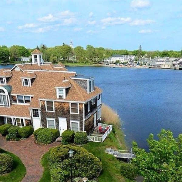 Stunning Waterfront Condo with deck, Walk to Shops and Restaurants