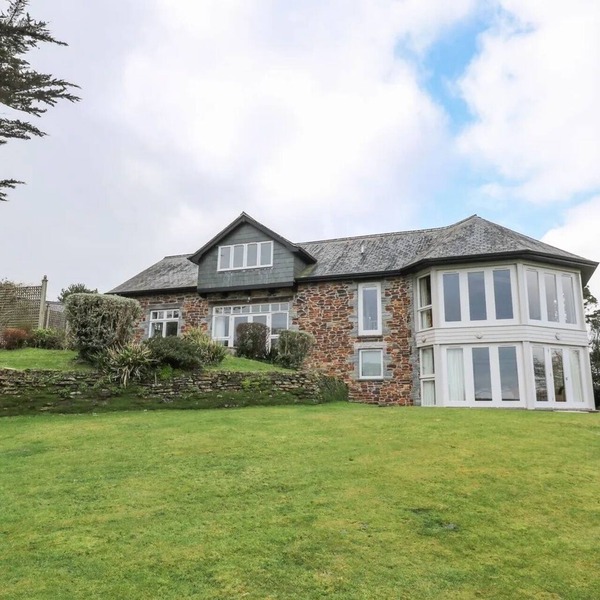 Stunning Waterfront Escape 4 Bedrooms, 4 Bathrooms, Piano and Games Room!