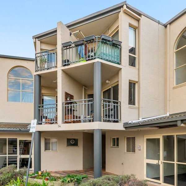 Stylish 1-Bed Stay with Balcony & Study