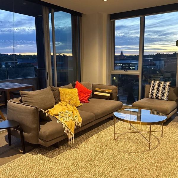 Stylish 1BR Spacious Penthouse, Self Check-in, 5 min walk to parliament.