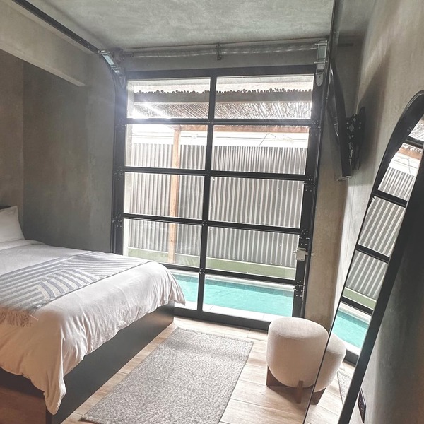 Stylish 2 Bedroom + pool Beachfront Suite king & queen bed Sunsets beach walk
