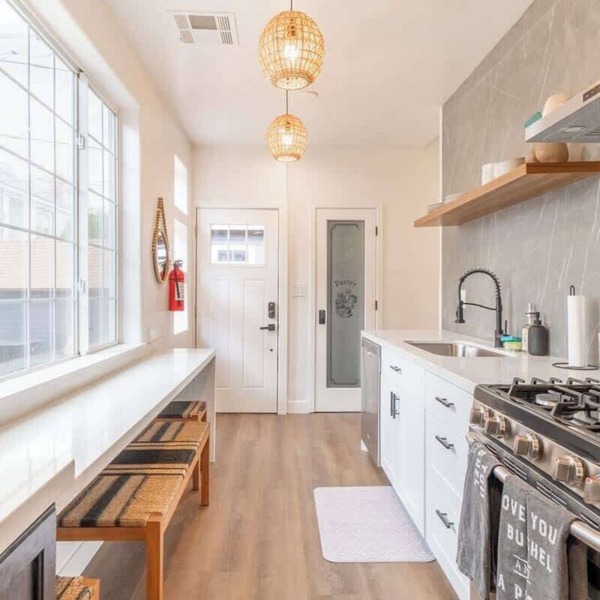 Stylish 2-bedroom Walking Distance to Downtown