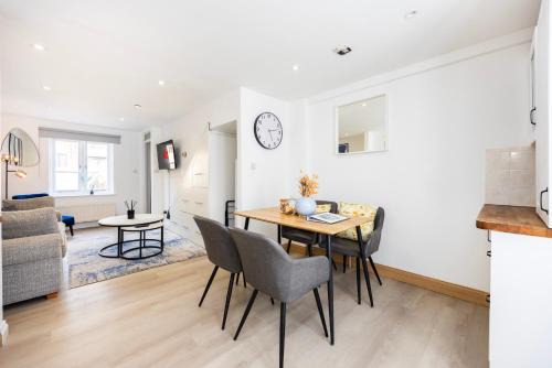 Stylish 2BR Home Near Canary Wharf with Garden & Free Parking
