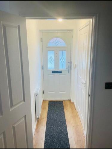 Stylish 3 Bed Home With Garden & Free Parking