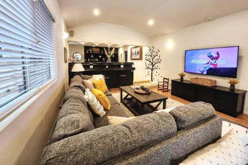 Stylish 4 Bedroom Home Near Venice Beach with Backyard BBQ