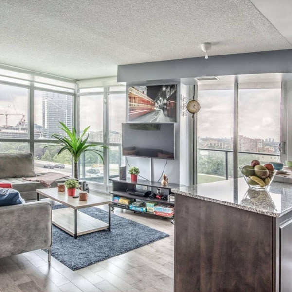 Stylish Corner Panoramic | Steps to Lake & Downtown Core