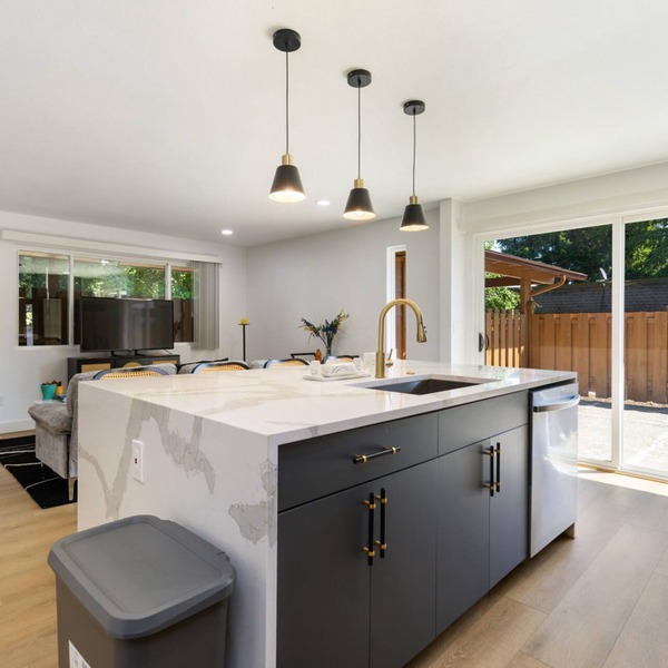 Stylish Eastside 3BR Family Home Prime Location