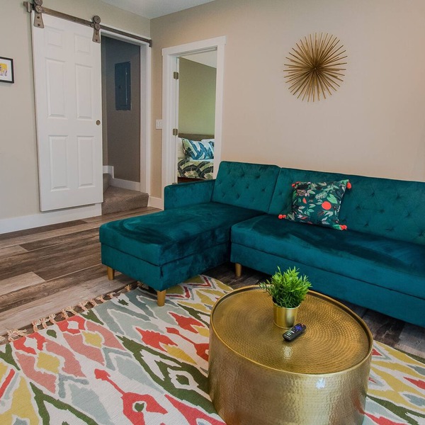 Stylish Mid Century Modern Apartment in Walkable Neighborhood