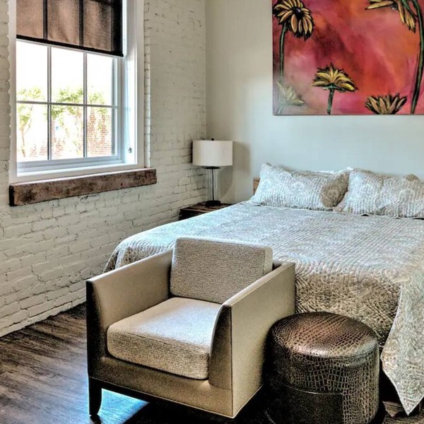 Stylish & Modern Downtown Hickory Guest Retreat!