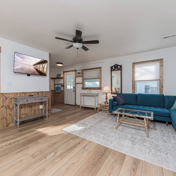 Stylish Pet-Friendly Getaway in Crystal Coast's Historic Swansboro, Unit A