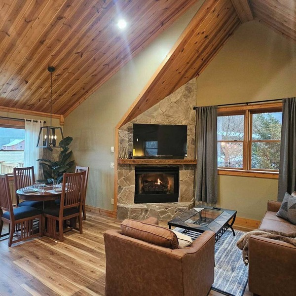 Stylish Private Studio Near Snowshoe - Steps to Shuttle at the Inn.