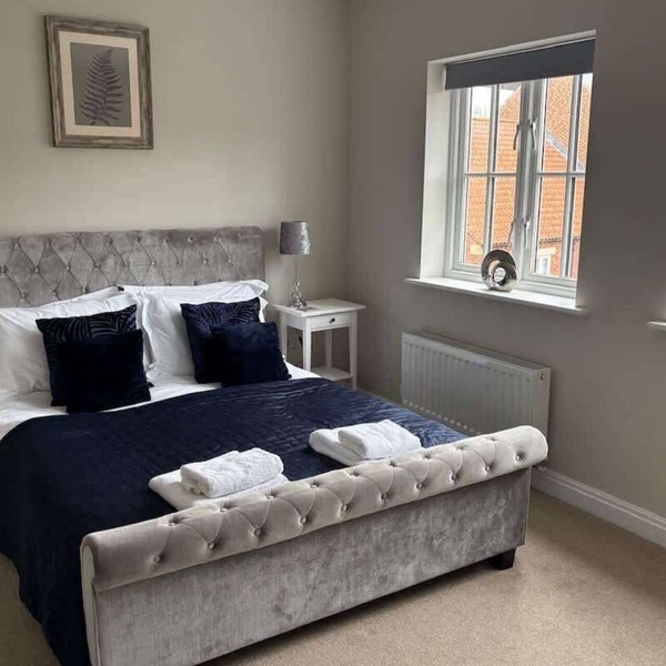 Stylish, spacious harbour-view townhouse & parking