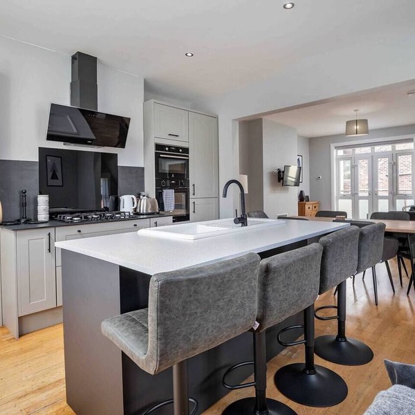 Stylish & Spacious 3 Bed Apartment with Parking