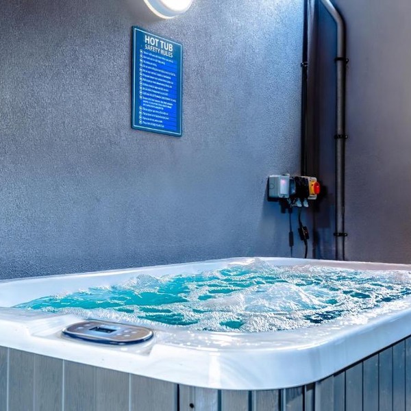 Stylish Stokes Croft Apartment, private hot tub