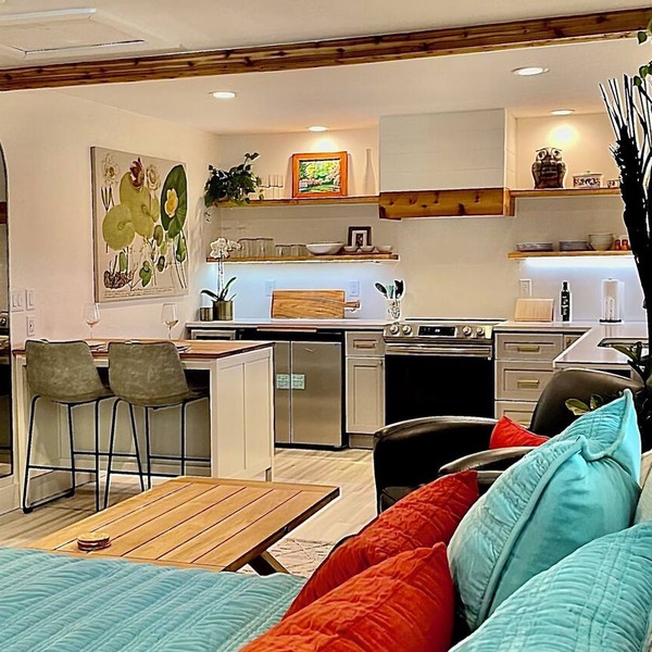 Stylish Studio in Historic High Springs, 5 min Walk to Restaurants, Shops, Bars!