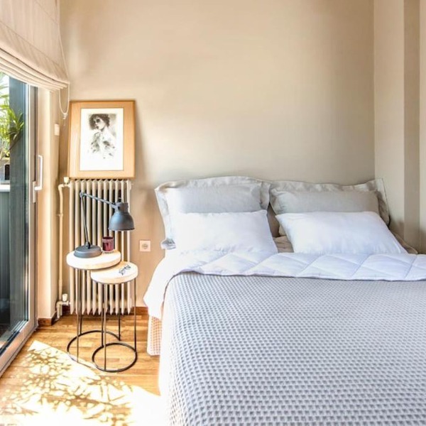 Stylish sunny apt 1 stop from city center