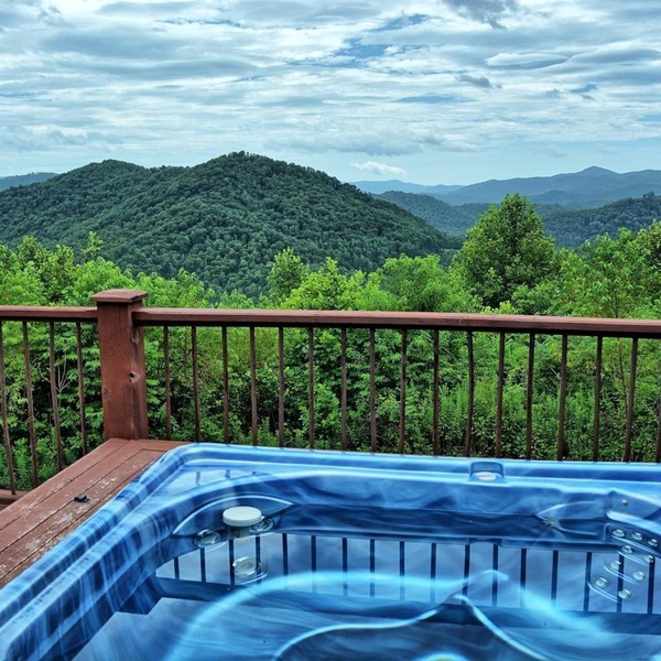 Sugar Hill-Upscale 5 BR Retreat on 30 Private Acres, Hot Tub, Views, Pool Table