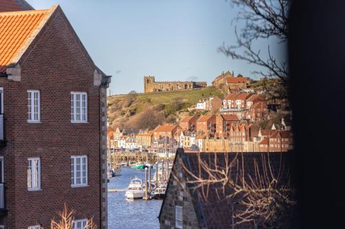 Sugar Reef - A Fantastic Modern House with Garden, Free Parking for 2 cars, Electric Vehicle Point, Whitby Beach, Shops, Bars, Restaurants just a 10 minute walk away, Maximum Occupancy 4 Guests