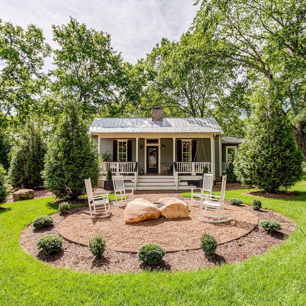 Sugar Shack - Luxury Farmhouse Style Cottage in the heart of Downtown Franklin