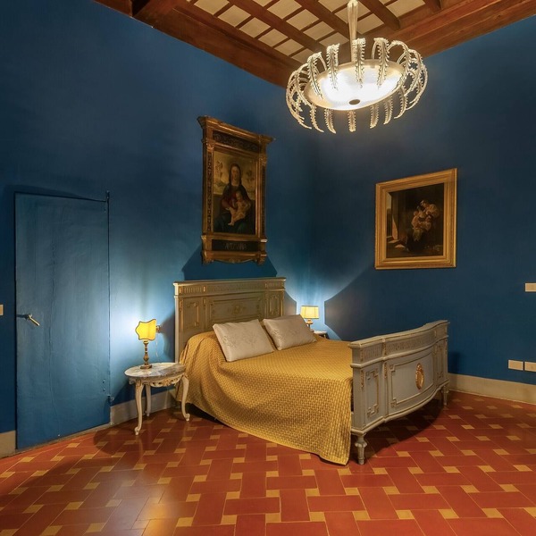 Suite in a 15th-century villa with private bathroom and pool