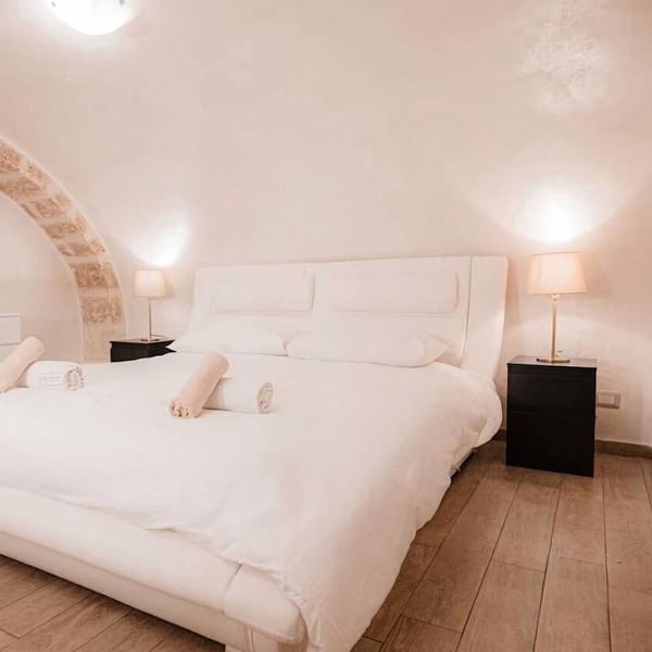 SuiteHouse78-Elegant Central Apartment with Private Garden, near Bari Old Town