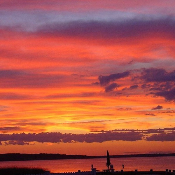 SUMMER AUGUST & SEPTEMBER PRIVATE BEACH ON NOYAC BAY SAG HARBOR SPECTACULAR!
