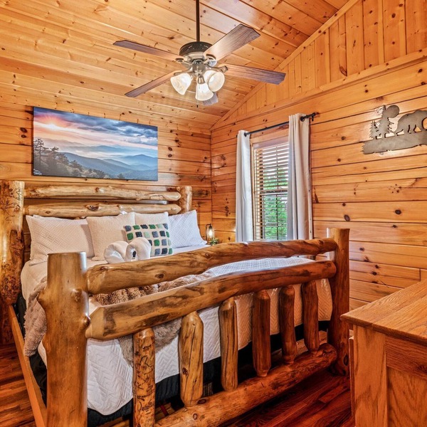 Summer Escape! 1.5 Miles-Dollywood; 2King Beds, Cabin Hot Tub, WiFi & Pool Table
