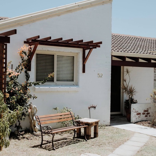 Sun drenched 70s beach house. Close to shops and beaches 🏖️