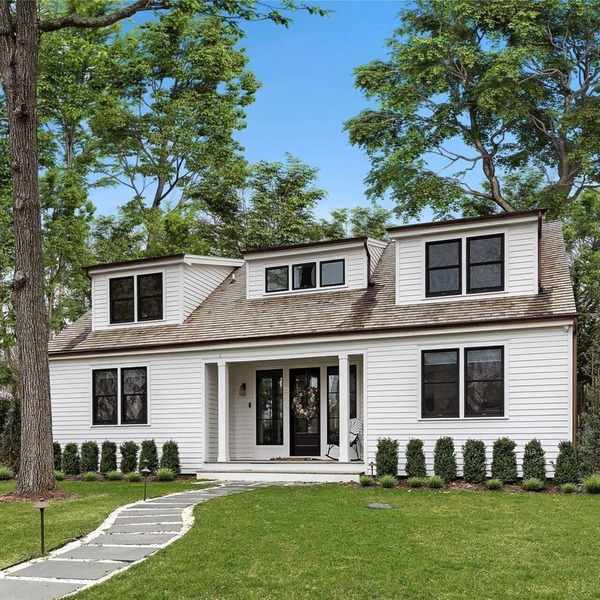 Sun-Filled, Custom-Designed 5-bedroom house in Sag Harbor w/heated pool and spa