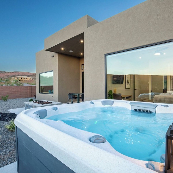 SunChaser 2 Bed 2 bath Dog Friendly Private Home, Hot Tub, EV Charger