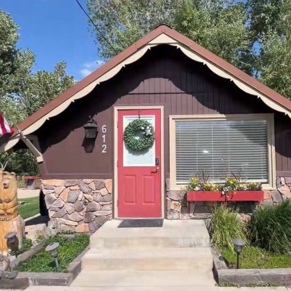 SunDown Cabin on Main Street in Darby