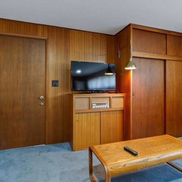 Sunflower Studio - 7 Minutes To Uo & 4 Minutes To Downtown 1 Bedroom Studio