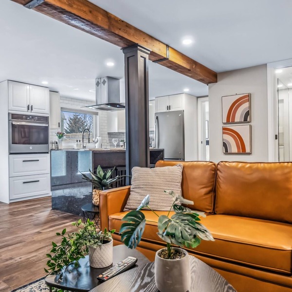 Sunlit Suite: 2 Queen Beds/1 Bath Apt: Mins to Train, Trails, Downtown & Golfing