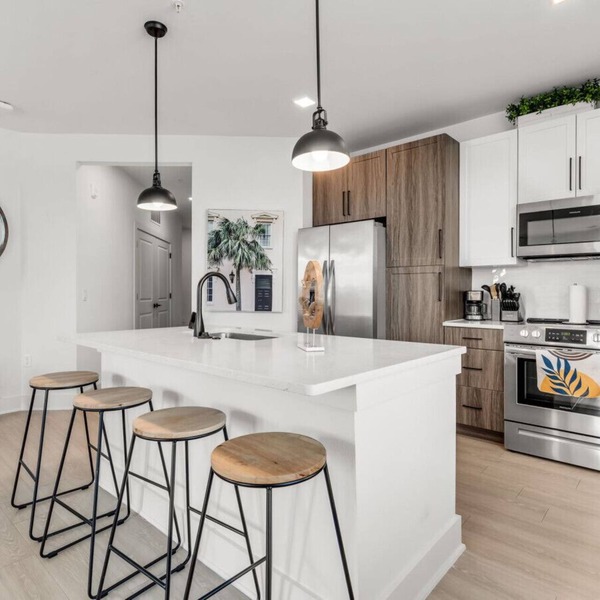 Sunny 2-Bed Oasis: Pool & Gym in Apollo Beach