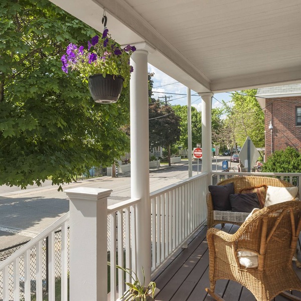 Sunny and immaculately clean 3 bed/2 bath - fast wifi - 5 min walk to Alewife T