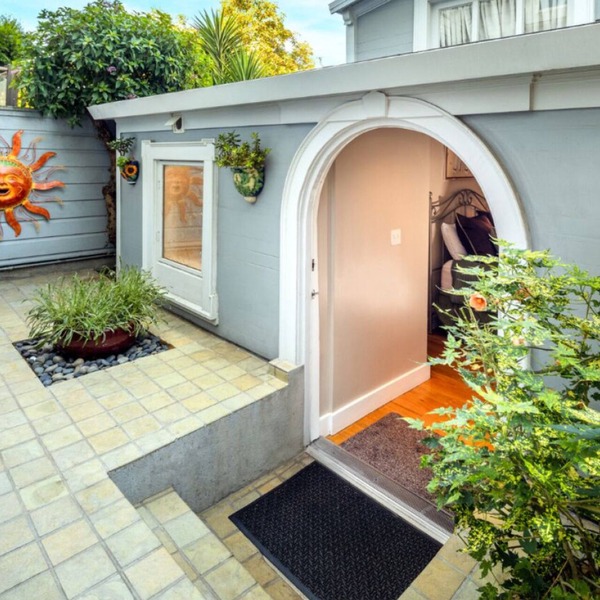 Sunny Bernal Heights Casita with Private Entrance