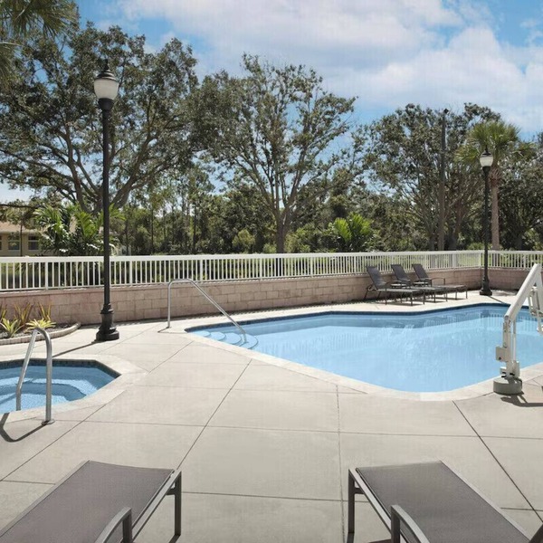 Sunny Bradenton Double Queen: Breakfast, Pool &Gym