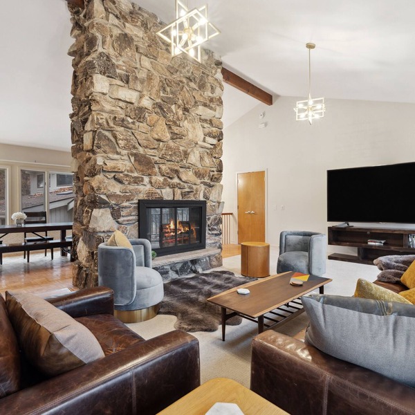 Sunny Cabin with Indoor Pool, Hot tub, Sauna!