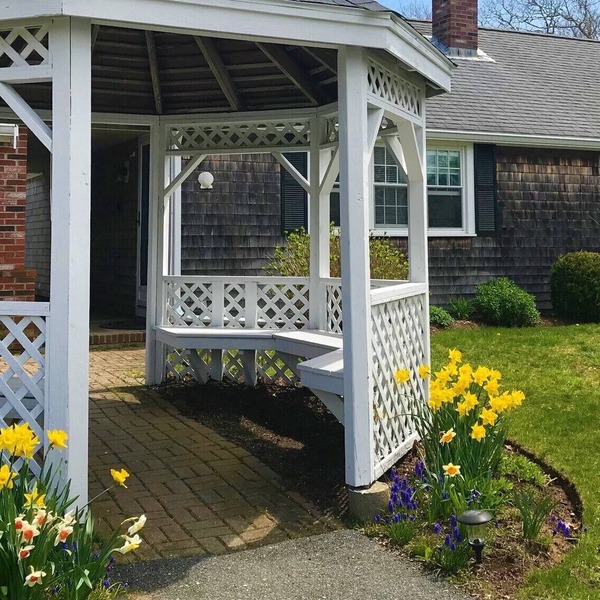 Sunny, Clean & Spacious on Quiet Cul-de-Sac; Walk to Ridgevale Beach