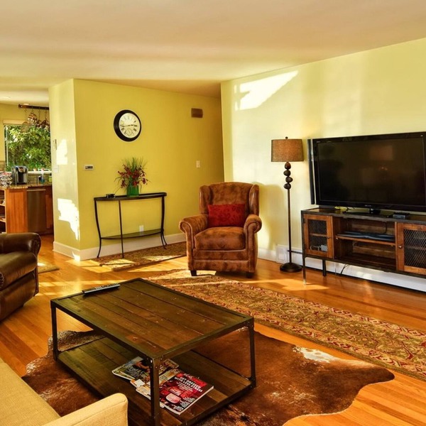 SUNNY & SPACIOUS 2BD CONDO - AC - GAS FIREPLACE - 5 STAR RATINGS