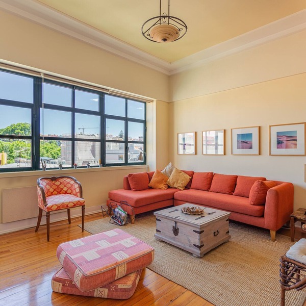 Sunny, spacious, very homely apartment in the heart of Lisbon