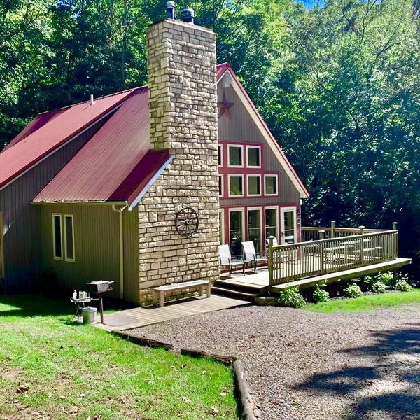 Sunrise Forest, peaceful retreat in Hocking Hills sleeps 9 with 3 full bathrooms
