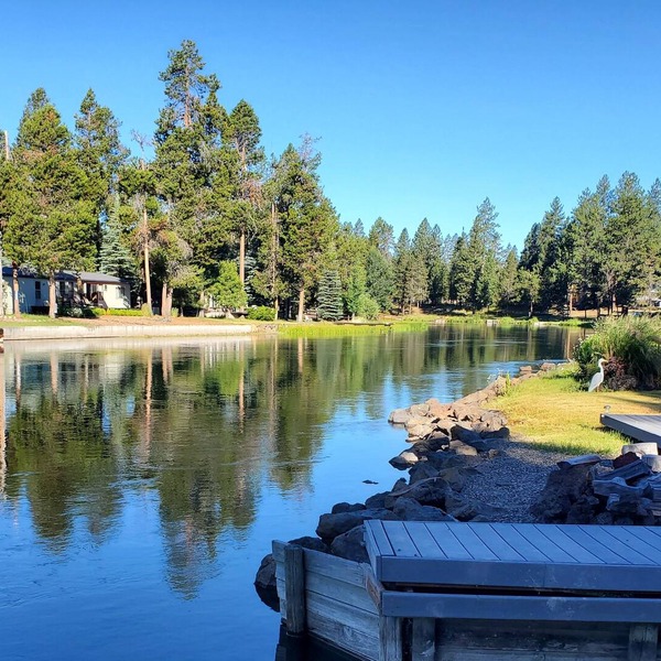 Sunriver & Mt.Bachelor Riverfront Retreat - Hottub, Sauna, Private Dock!