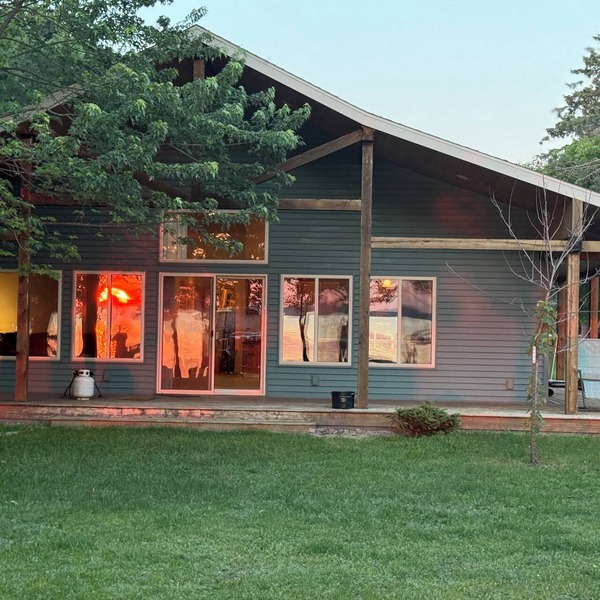 SUNSET BEACH CABIN - Charming 2-bedroom home INCLUDES PONTOON RENTAL!